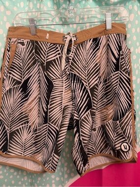 Palm-Print Women's Drawstring vuori  Shorts in Tan and Black